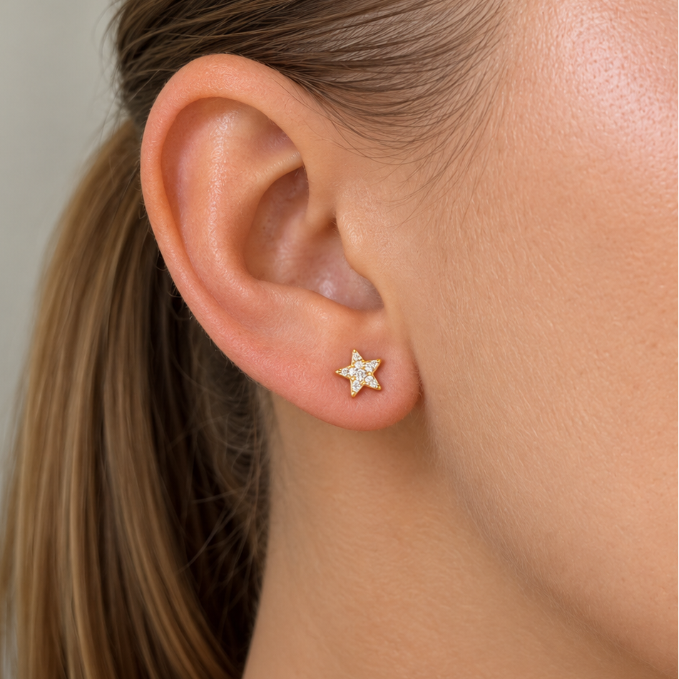 Signature Petite Star Studs Crystal Gold - Charlotte Bonde Sthlm