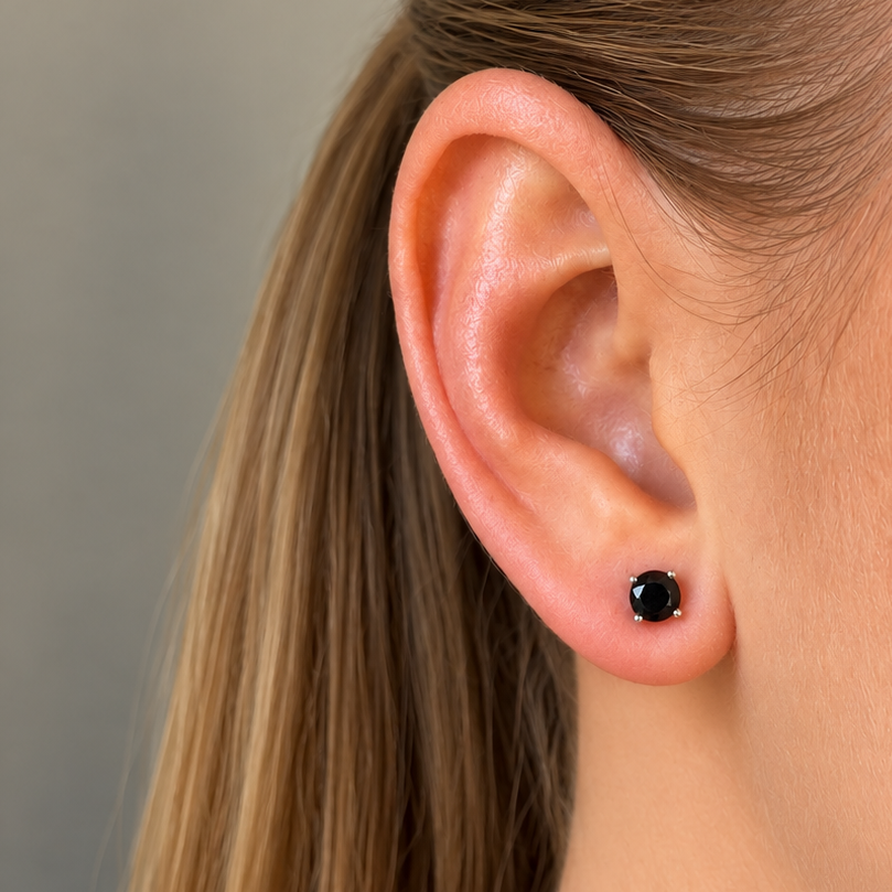 Irma Solitaire Studs Obsidian Silver - Charlotte Bonde Sthlm
