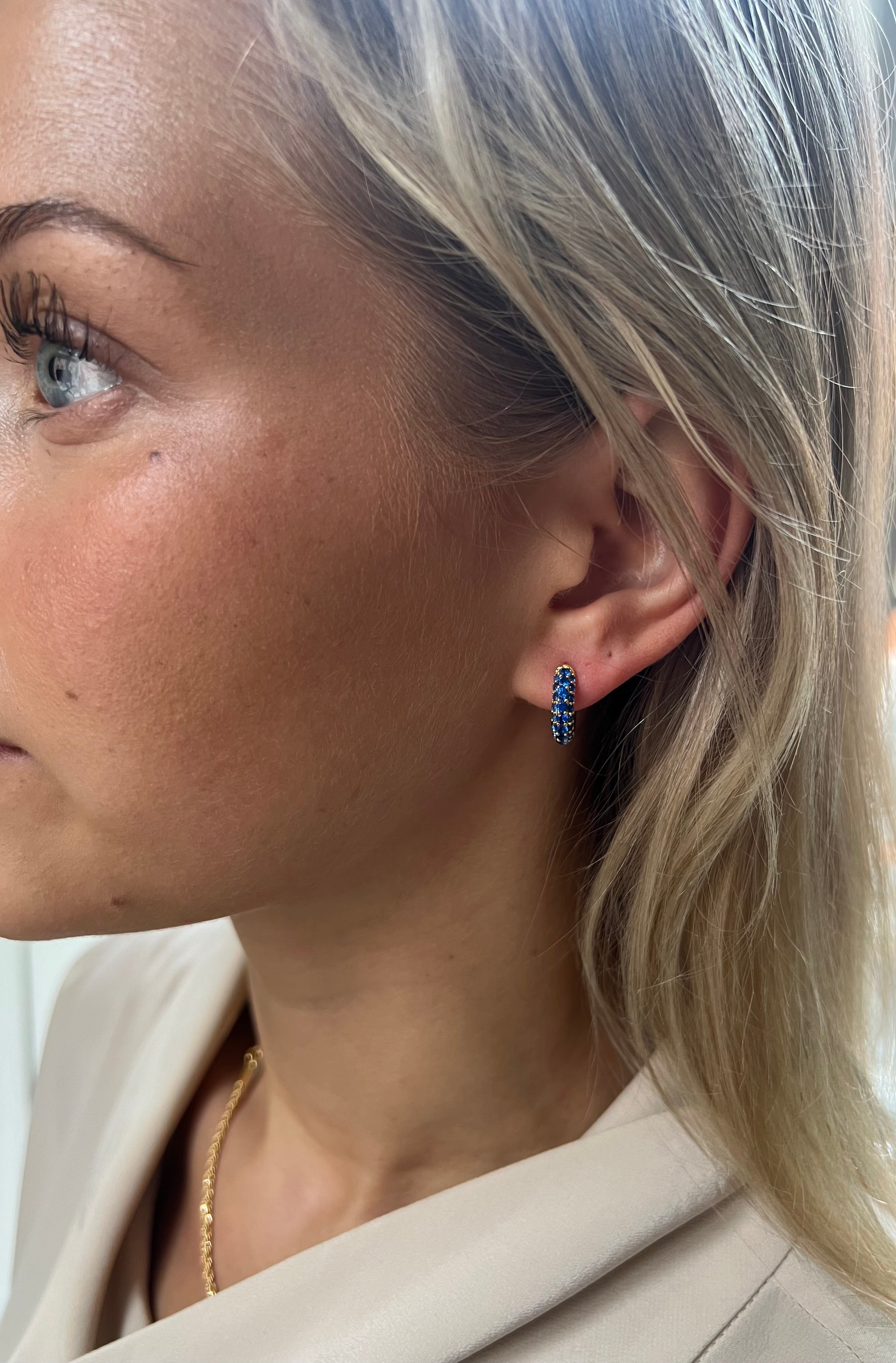 Timeless Tiny Hoops Blue Spinel - Charlotte Bonde Sthlm