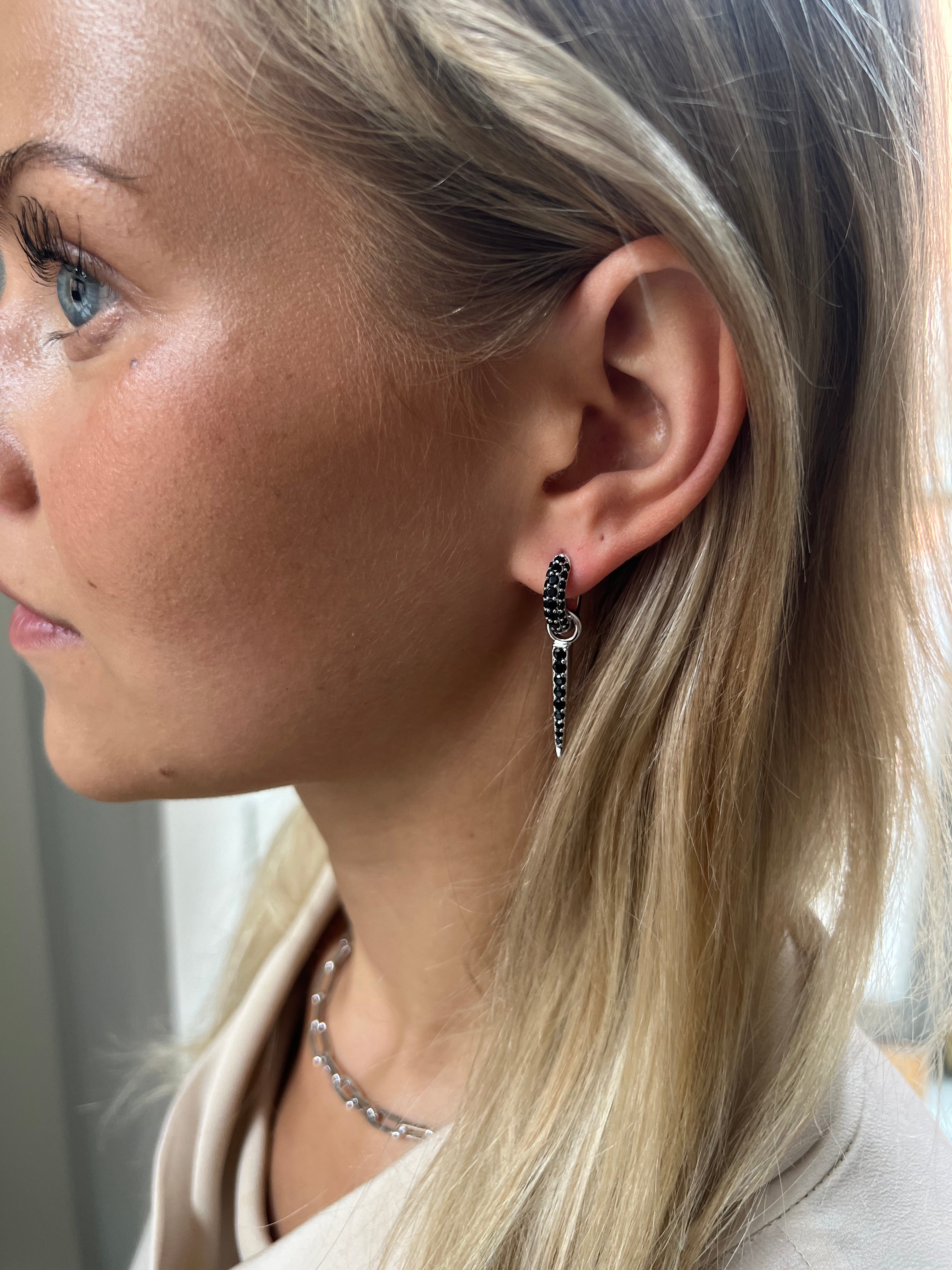 Timeless Tiny Hoops Black Spinel - Charlotte Bonde Sthlm