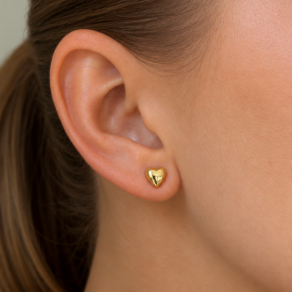 Signature Petite Heart Studs Gold - Charlotte Bonde Sthlm