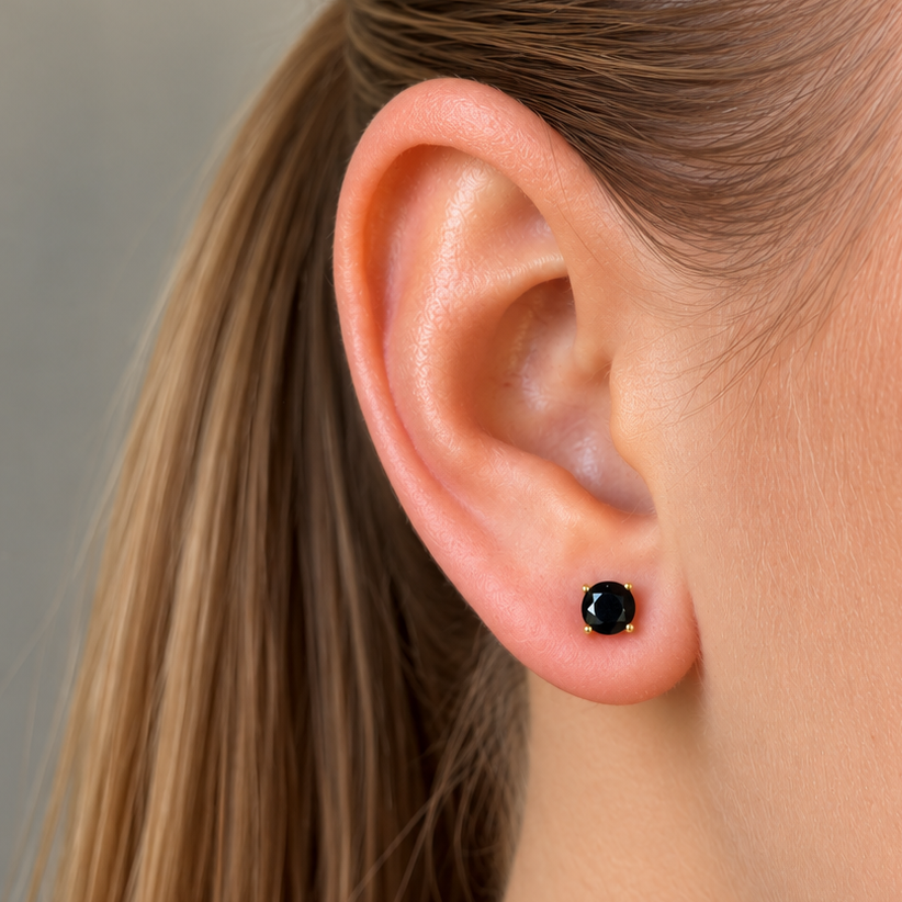Irma Solitaire Studs Obsidian Gold - Charlotte Bonde Sthlm