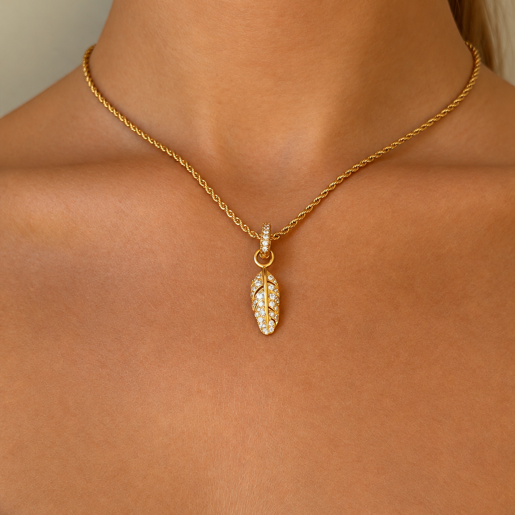 Signature Boho Feather Pendant Rock Crystal Gold - Charlotte Bonde Sthlm