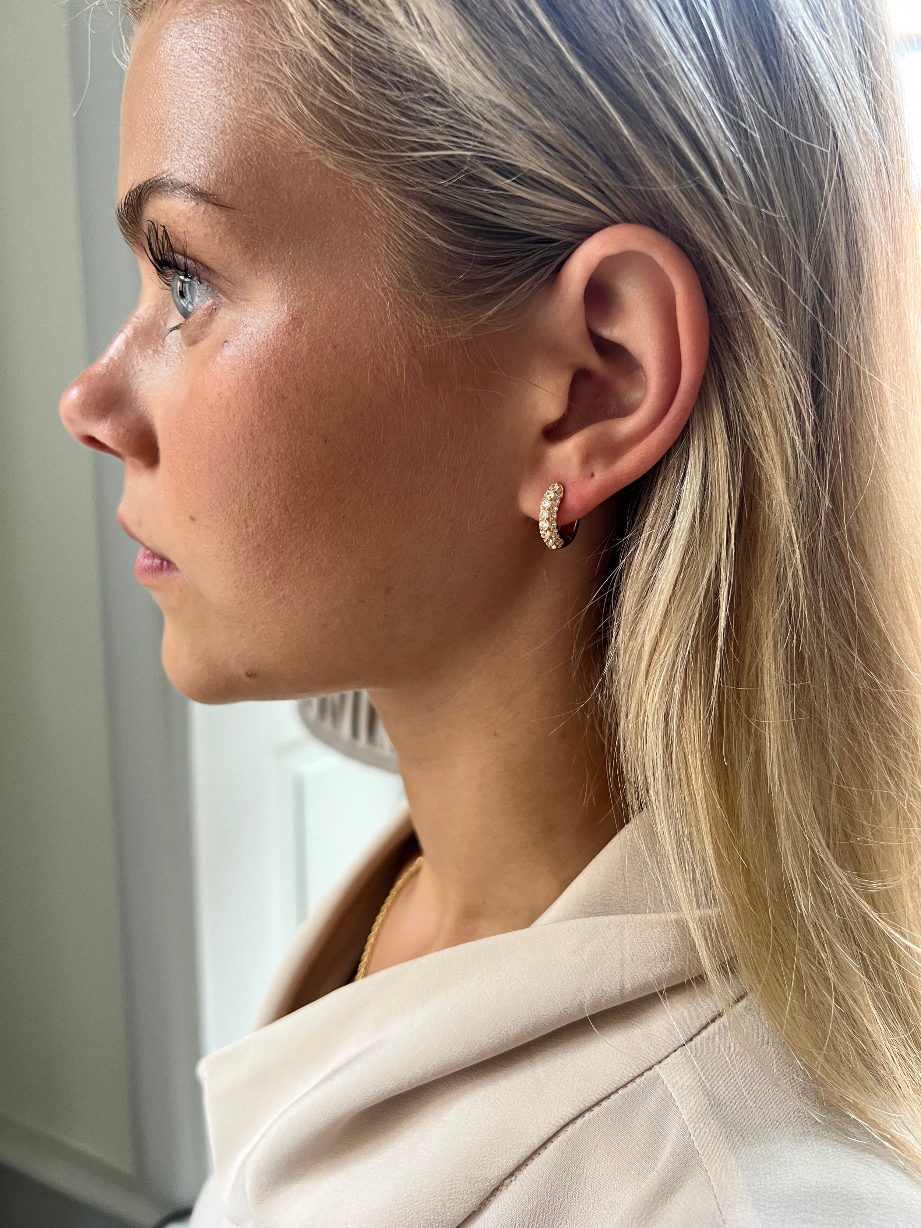 Timeless Tiny Hoops Rock Crystal - Charlotte Bonde Sthlm