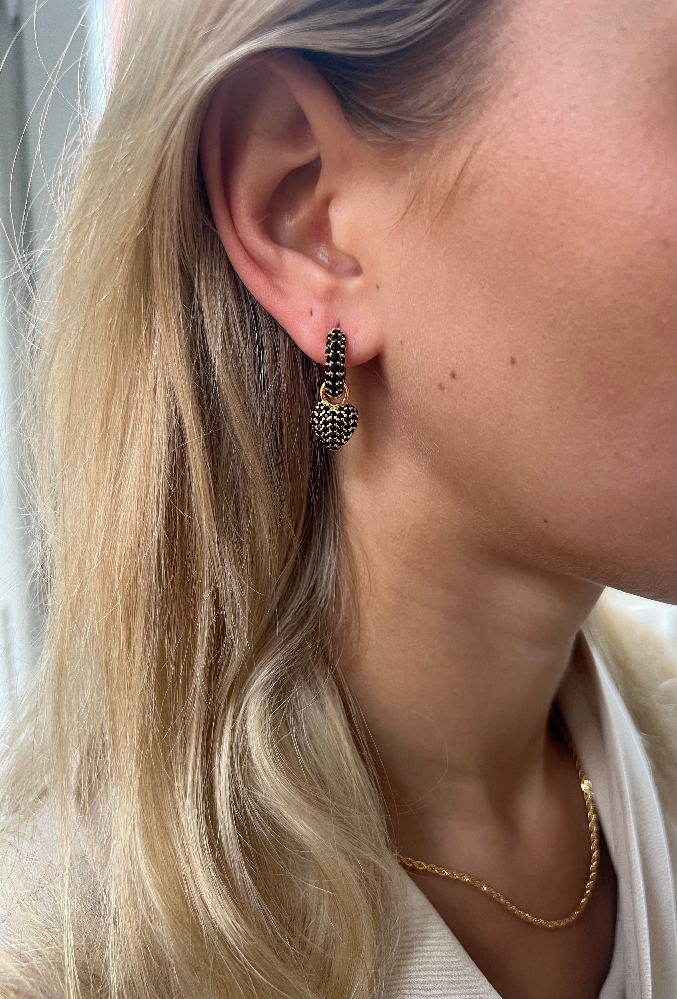 Timeless Tiny Hoops Black Spinel - Charlotte Bonde Sthlm