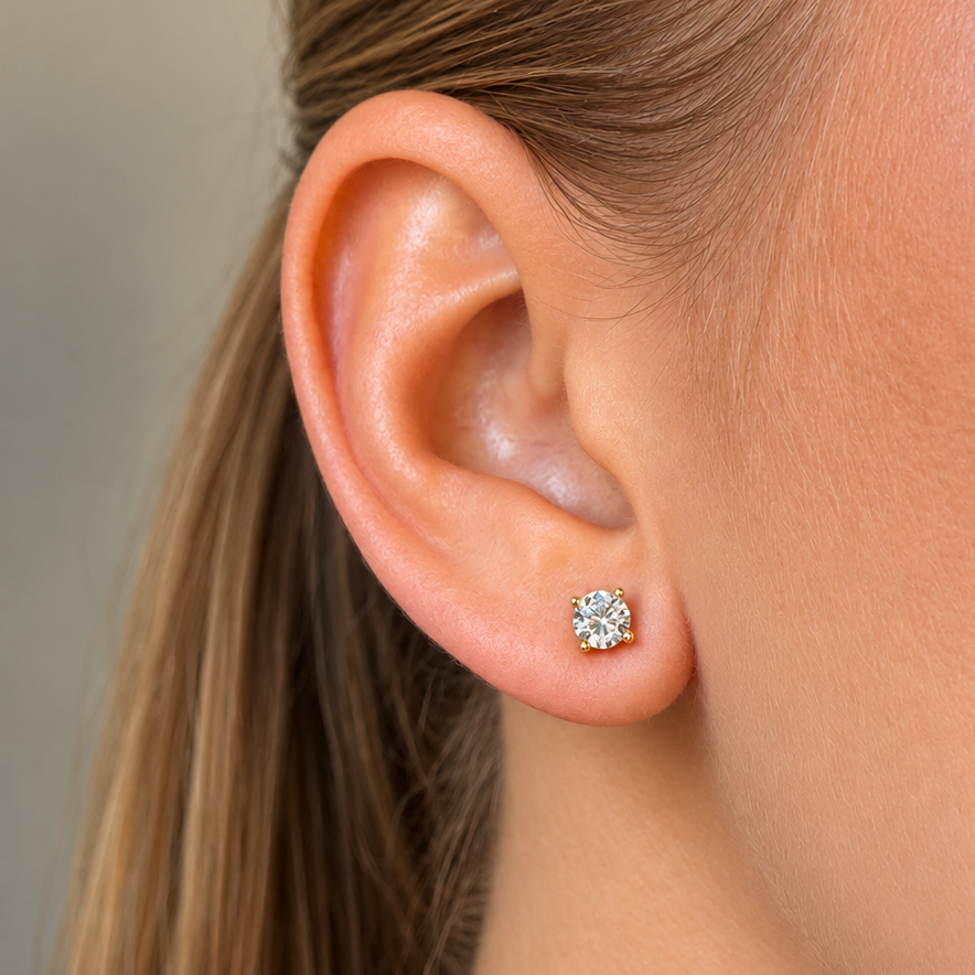 Irma Solitaire Studs Rock Crystal Gold - Charlotte Bonde Sthlm