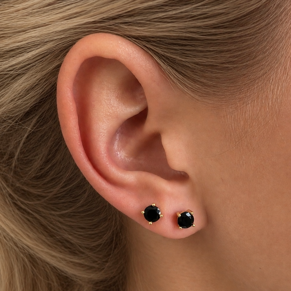 Irma Solitaire Studs Obsidian Gold - Charlotte Bonde Sthlm