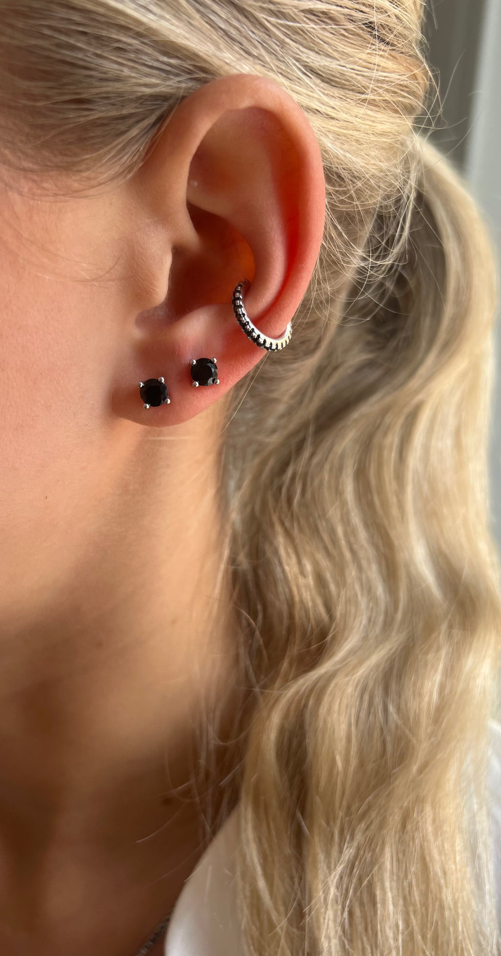 Irma Solitaire Studs Obsidian Silver - Charlotte Bonde Sthlm