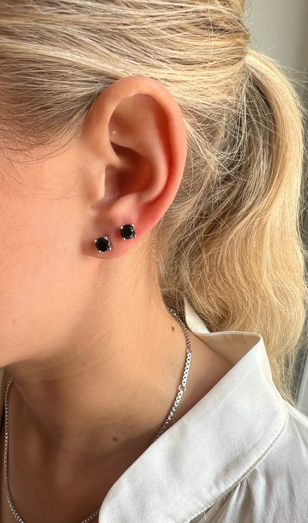 Irma Solitaire Studs Obsidian Silver - Charlotte Bonde Sthlm