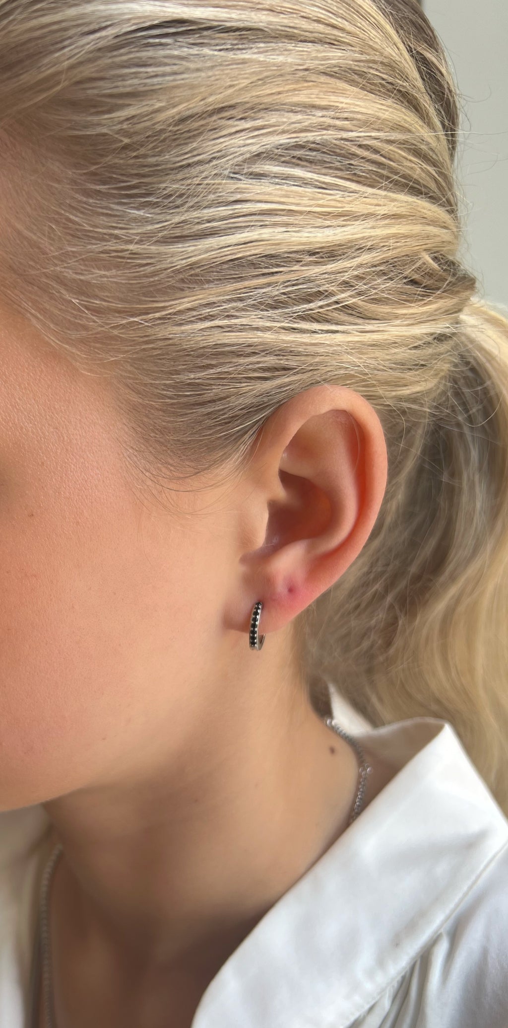 Irma Petite Hoops Black Crystal Silver - Charlotte Bonde Sthlm