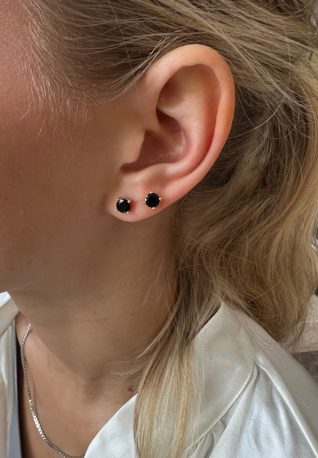 Irma Solitaire Studs Obsidian - Charlotte Bonde Sthlm